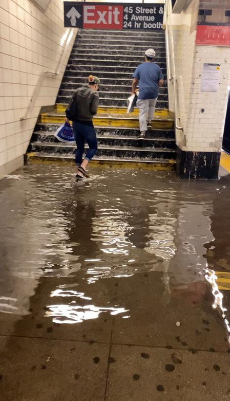 Nước lũ tràn vào một ga tàu điện ngầm ở New York ngày 1/9.