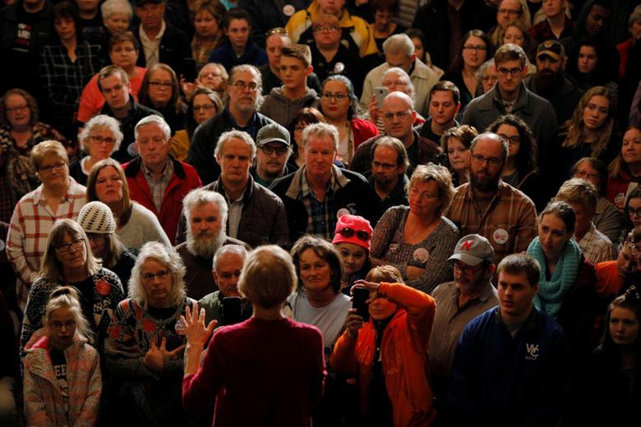 Rất đông người lắng nghe bài phát biểu của nữ nghị sĩ Elizabeth Warren tại thành phố Sioux.