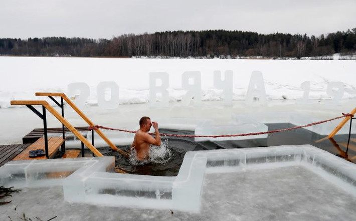 Người đàn ông thực hiện nghi thức ở gần ngôi làng Pilnitsa, Belarus, ngày 18/1.
