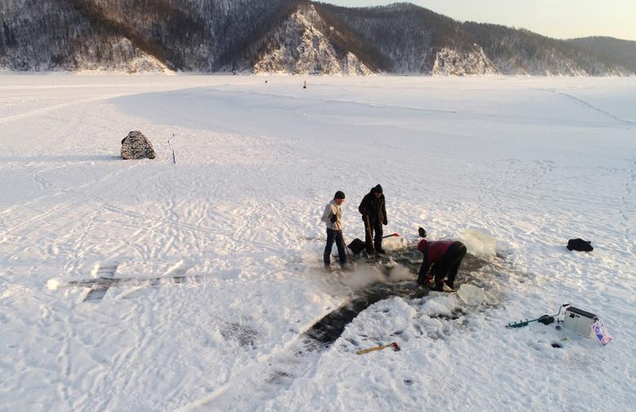 Những người đàn ông đào hố trên dòng sông Yenisei đóng băng ở ngoại ô Krasnoyarsk, Nga, ngày 18/1.