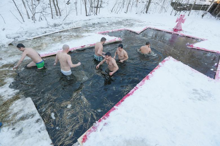 Mọi người tắm trong sông băng ở Kiev, Ukraine, ngày 19/1.