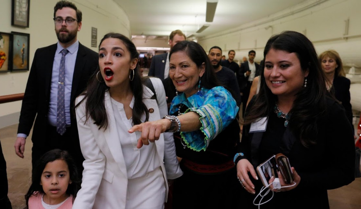 Bà Haaland cùng nghị sĩ Alexandria Ocasio-Cortez (thứ hai từ trái sang) sau khi tuyên thệ.