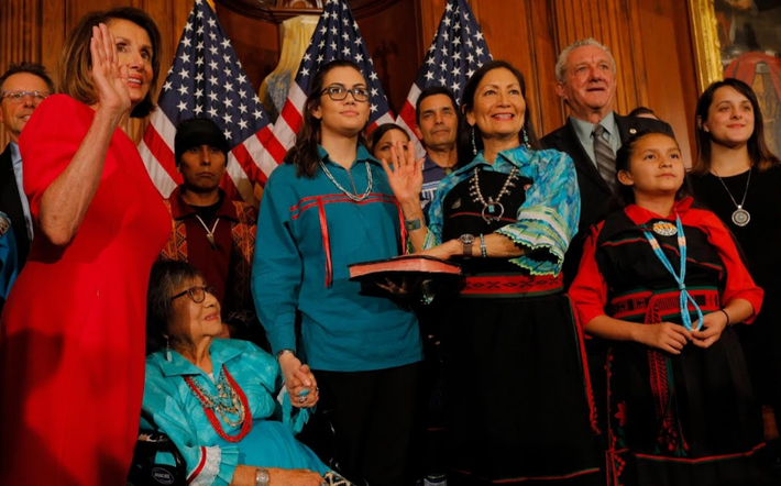 Bà Haaland và các thành viên trong gia đình bà chụp ảnh lưu niệm với Chủ tịch Hạ viện Mỹ Nancy Pelosi sau khi tuyên thệ.