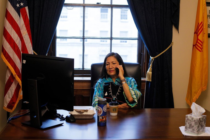 Bà Deb Haaland đến từ bang New Mexico là một trong những nữ nghị sĩ người Mỹ bản địa đầu tiên. Ngày 3/1 vừa qua, bà đã tuyên thệ trong phiên họp đầu tiên của Quốc hội Mỹ khoá 116 tại thủ đô Washington. (Nguồn ảnh: Reuters)