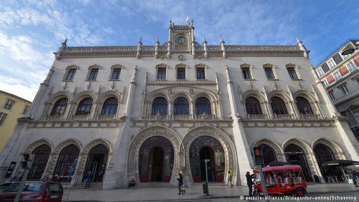Nhà ga Rossio ở thủ đô Lisbon, Bồ Đào Nha, nhìn từ bên ngoài. Mời độc giả xem thêm video: Thủ đô tài chính của Châu Âu tê liệt vì bị phong tỏa trong ngày thứ 2 hồi năm 2013 (Nguồn: VTC14)