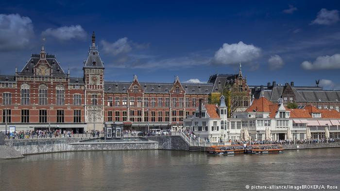 Amsterdam Centraal là nhà ga xe lửa lớn nhất của thủ đô Amsterdam, Hà Lan. Chuyên chở khoảng 162 nghìn hành khách mỗi ngày, Amsterdam Centraal là nhà ga bận rộn thứ hai của đất nước Hà Lan.