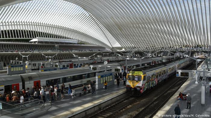 Liege-Guillemins là nhà ga chính của Liège, thành phố lớn thứ của nước Bỉ. Mỗi ngày có tới 500 đoàn tàu dừng chân tại nhà ga này. Nhà ga Liege-Guillemins do kiến trúc sư người Tây Ban Nha Santiag Calatrava thiết kế.