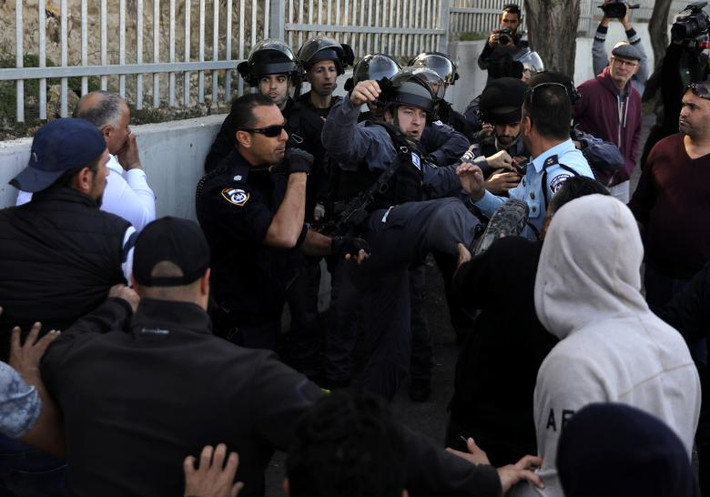 Cảnh sát Israel đụng độ với người biểu tình Palestine bên ngoài khu Issawiya, Đông Jerusalem, ngày 2/2/2018.