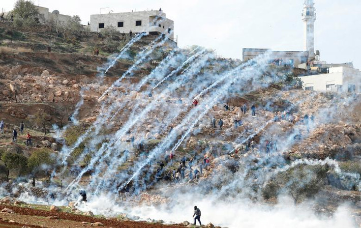 Binh sĩ Israel bắn đạn hơi cay về phía người biểu tình Palestine gần Ramallah ngày 30/11.