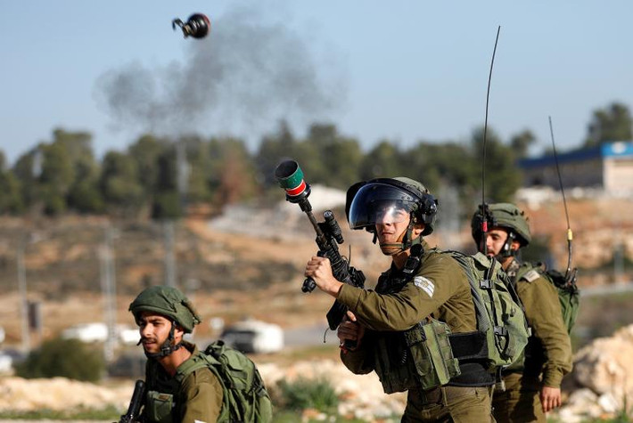 Binh sĩ Israel bắn đạn hơi cay về phía người biểu tình Palestine khi đụng độ xảy ra trong một cuộc biểu tình đòi phóng thích các tù nhân Palestine khỏi nhà tù Israel, tại ngôi làng Nabi Saleh, gần Ramallah, ngày 13/1/2018.