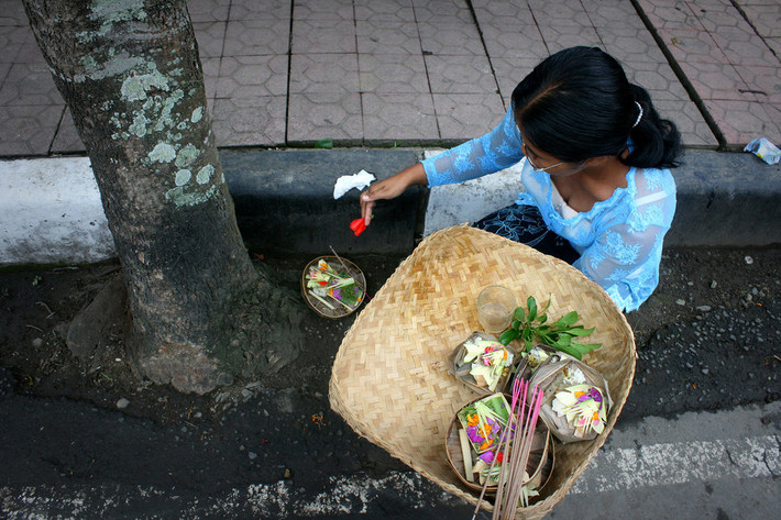 Tại Ubud, Indonesia, lúc bắt đầu ngày mới, người dân Bali thường đặt đồ cúng ở mọi nơi, trên vỉa hè, trước nhà, cửa hàng hay các nhà hàng,...Ảnh chụp năm 2008.