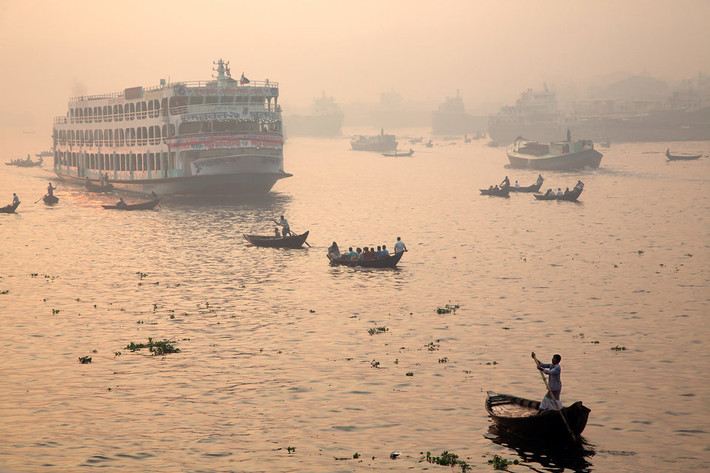 Cảnh tấp nập trên sông Buriganga ở Dhaka, Bangladesh, vào sáng sớm năm 2014. Mời độc giả xem thêm video: Hành trình gian khổ của người tị nạn Syria trên đất Châu Âu (Nguồn: VTC14)