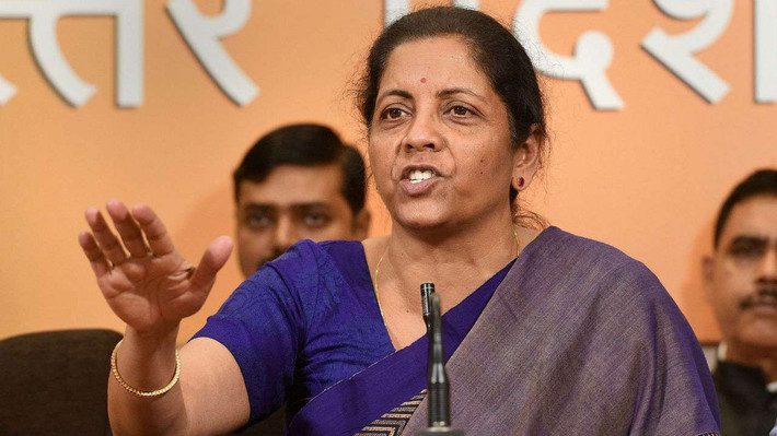 Bà Sitharaman sinh ngày 18/8/1959 tại Madurai, Tamil Nadu, Ấn Độ. Bà từng tốt nghiệp trường Seethalakshmi Ramaswamy ở Tiruchirapalli với tấm bằng cử nhân Kinh tế và sau đó lấy bằng Thạc sĩ của trường Đại học Jawaharlal Nehru ở Delhi năm 1980. Ảnh: DNA India.