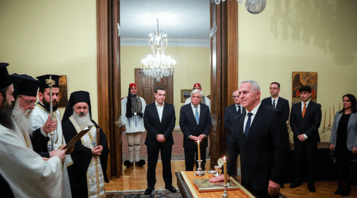 Đô đốc Evangelos Apostolakis tuyên thệ nhậm chức Bộ trưởng Quốc phòng Hy Lạp tại thủ đô Athens ngày 14/1. Phát biểu với báo giới trước cuộc họp với Thủ tướng Tsipras, ông Apostolakis nhấn mạnh tình hình hiện nay đòi hỏi phải có “sự thỏa hiệp và đoàn kết”. Ảnh: GC.