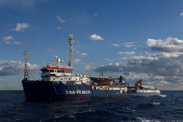 Theo hãng thông tấn Reuters, các di dân trên tàu tìm kiếm và cứu hộ Sea-Watch 3, do tổ chức phi chính phủ Sea-Watch của Đức vận hành, đang trở nên tuyệt vọng trong khi nguồn lương thực dần cạn kiệt và thuỷ thủ đoàn bị kiệt sức sau khi các nước Châu Âu từ chối cung cấp cho họ một nơi neo đậu an toàn. (Nguồn ảnh: Reuters)