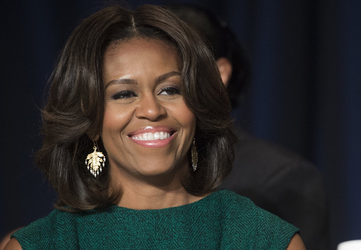 Đứng thứ hai trong danh sách này là cựu Đệ nhất phu nhân Mỹ Michelle Obama. Có thể nói, bà Obama đã có một năm 2018 gặt hái được nhiều thành công với việc ra mắt cuốn hồi ký "Becoming" và được bình chọn là người phụ nữ được ngưỡng mộ nhất nước Mỹ năm 2018. Ảnh: kosovapress.com.