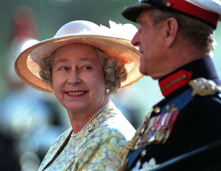 Nữ hoàng Anh Elizabeth II cười tươi nhìn Hoàng thân Philip khi họ tham dự sự kiện hồi tháng 6/1996.