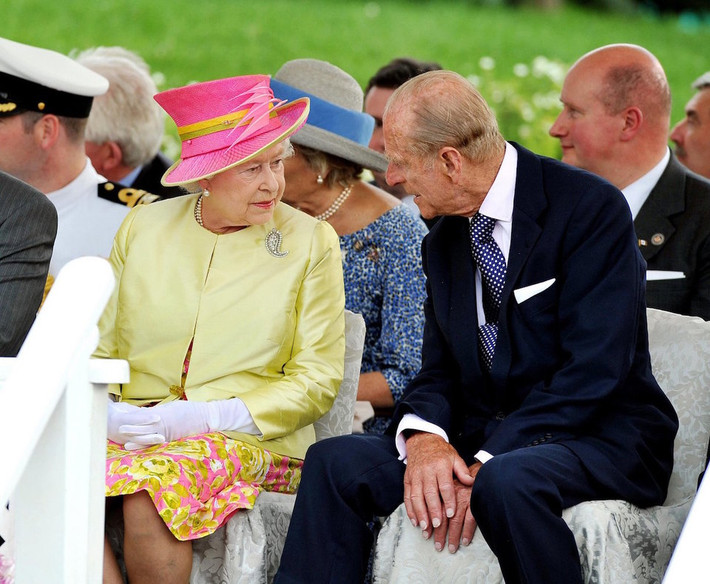 Trong những lần xuất hiện trước công chúng, Nữ hoàng Elizabeth II và Hoàng thân Philip thường hay trò chuyện riêng với nhau.