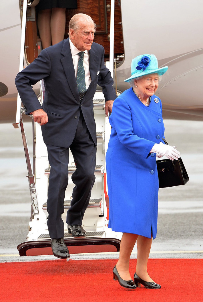 Theo quy tắc Hoàng gia Anh, Nữ hoàng Elizabeth II sẽ đi trước Hoàng thân Philip. Tuy nhiên, ông không bao giờ ở cách quá xa Nữ hoàng.