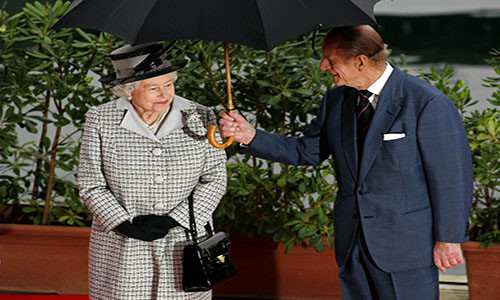 Những cử chỉ quan tâm của Hoàng tế Philip dành cho Nữ hoàng Elizabeth II suốt hàng chục năm qua thực sự khiến mọi người cảm thấy ngưỡng mộ tình cảm của họ. Mời độc giả xem thêm video: Nữ hoàng Elizabeth II "chính thức" kỷ niệm sinh nhật lần thứ 90 (Nguồn: VTC14)