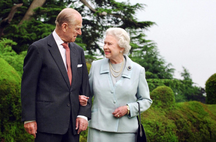 Hai chuyên gia ngôn ngữ cơ thể là Patti Wood và Blanca Cobb đã phân tích những bức ảnh chụp chung của Nữ hoàng Elizabeth II với Hoàng thân Philip trong nhiều năm, và đưa ra nhận định về chuyện tình cảm của cặp vợ chồng Hoàng gia nổi tiếng này.
