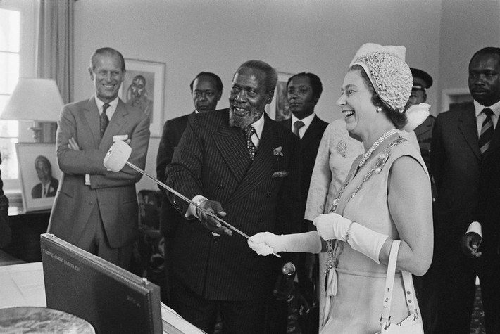 “Khi bạn nhìn xa hơn hình thức hoàng gia về sự xuất hiện trước công chúng của Nữ hoàng Elizabeth và Hoàng thân Philip, bạn sẽ nhận thấy rõ tình yêu và sự tôn trọng mà Hoàng thân Philip dành cho Nữ hoàng”, Cobb nói với Good Housekeeping.