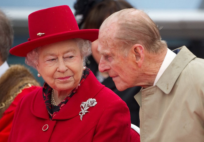 Nữ hoàng Elizabeth trò chuyện với Hoàng thân Philip khi tham dự một sự kiện ở Greenwich, London, Anh, ngày 25/4/2012.