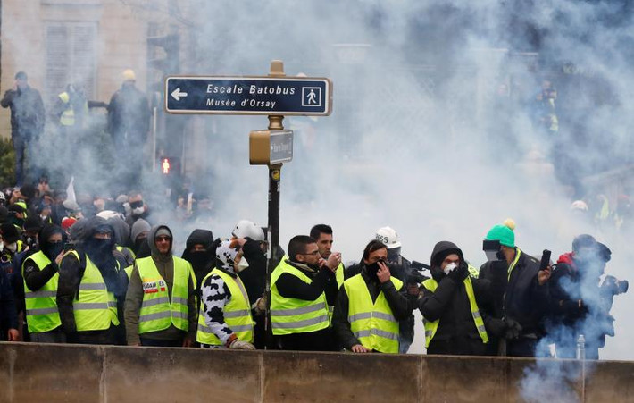 Thủ đô Paris chìm trong làn khói mù mịt.