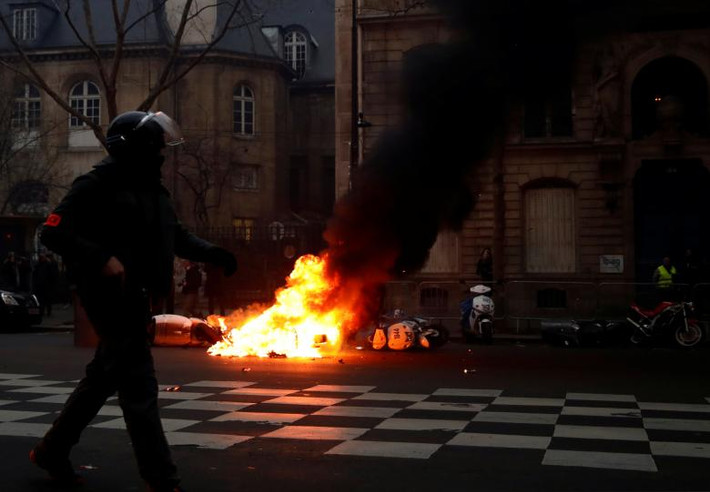 Chiếc xe máy đã bị đốt cháy trên Đại lộ Saint Germain ở thủ đô Paris cuối tuần qua.