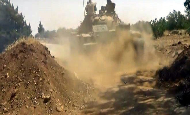 Ngoài ra, lực lượng chính phủ Damascus cũng ngăn chặn nhóm tay súng thuộc “Lữ đoàn al-Ezza” xâm nhập vào căn cứ của Quân đội Syria ở ngôi làng Maarkiba, Bắc Hama. Được biết, Quân đội Syria đã tấn công căn cứ của nhóm khủng bố này tại thung lũng al-Dawrat nhằm đáp trả hành vi vi phạm thoả thuận về vùng đệm phi quân sự của bọn chúng. Ảnh: SANA.