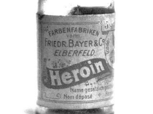 Trong quá khứ ở Mỹ, heroin từng được đưa vào làm thành phần trong phương thuốc trị cảm lạnh cũng như làm si-rô ho. Ngoài ra, morphine, thuốc phiện và cocaine cũng được bán tại các hiệu thuốc trên toàn nước Mỹ. Nhưng hiện tại, heroin được biết đến như một loại ma tuý nguy hiểm và có tính gây nghiện cao.