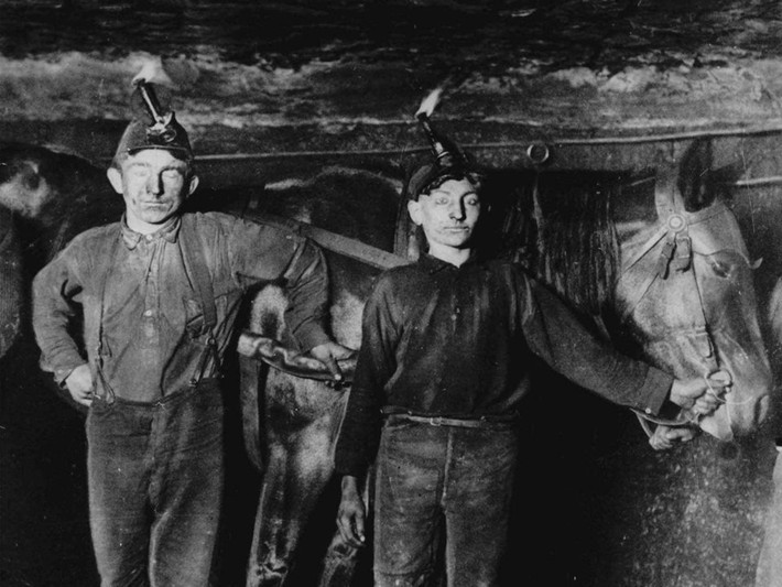 Cuộc khảo sát năm 1900 cho thấy, gần 2 triệu trẻ em (Mỹ) trong độ tuổi từ 10 đến 15 làm việc toàn thời gian. Khi đó, Mỹ chưa có luật lao động trẻ em của liên bang và nhiều em nhỏ đã phải nghỉ học đi làm.