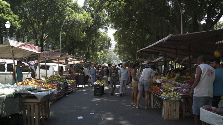 Bên trong chợ Feira da Gloria, một trong những khu chợ địa phương ở thành phố Rio de Janeiro.