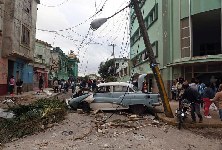 Chiếc ô tô bị hư hại nằm chắn ngang đường phố ở thủ đô Cuba.