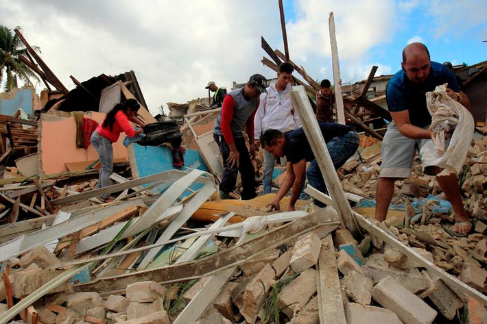 Theo hãng thông tấn Reuters, một trận lốc xoáy hiếm gặp đã càn quét thủ đô La Habana cuối tuần trước, khiến ít nhất 4 người thiệt mạng và gần 200 người khác bị thương. (Nguồn ảnh: Reuters)