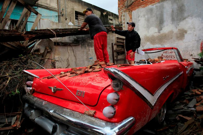 Chiếc ô tô bị hư hại trong trận lốc xoáy ở La Habana ngày 28/1.
