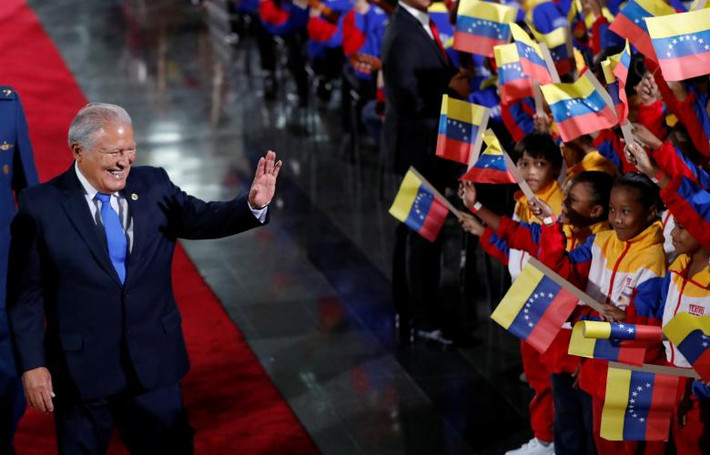 ...và Tổng thống El Salvador Sanchez Ceren cũng tới tham dự lễ tuyên thệ nhậm chức của ông Maduro.