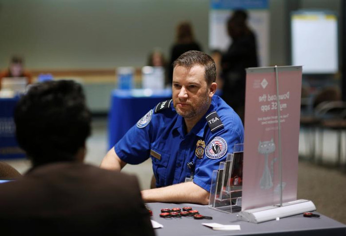 Nhân viên TSA Scott Edwards trao đổi với Debra Humphrey của Công ty Puget Sound Energy tại một hội chợ nguồn lực dành cho những người lao động bị ảnh hưởng bởi tình trạng Chính phủ Mỹ đóng cửa một phần, trong sân bay quốc tế Seattle-Tacoma ở Seattle, Washington, ngày 14/1. Ảnh: Reuters.