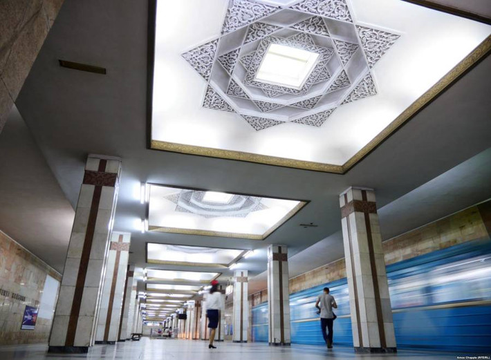 Hệ thống tàu điện ngầm Tashkent bao gồm ba tuyến với chiều dài 36,2 km. Năm 2013, hệ thống này đã vận chuyển 59,2 triệu hành khách.