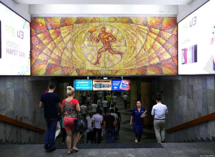 Nhà ga Pakhtakor tấp nập hành khách.