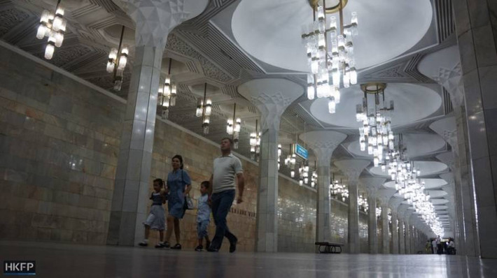 Hệ thống tàu điện ngầm Tashkent ở Uzbekistan từng được giữ bí mật trong suốt hàng chục năm do chính phủ nước này ra lệnh cấm chụp ảnh. Sau đó, cho tới tháng 6/2018, những hình ảnh chụp bên trong hệ thống tàu điện ngầm này mới được tiết lộ với thế giới.