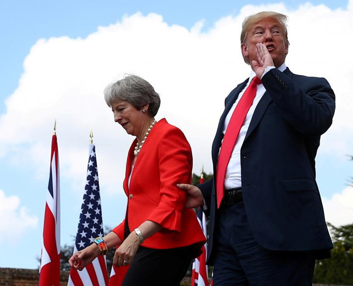Thủ tướng Anh Theresa May (trái) đi cùng ông Trump sau khi họp báo chung tại Chequers gần Aylesbury, Anh, ngày 13/7.
