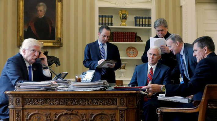 Tổng thống Trump đang điện đàm với Tổng thống Nga Putin tại Phòng Bầu Dục của Nhà Trắng ngày 28/1/2017. Bên cạnh ông khi đó là Chánh văn phòng Nhà Trắng Reince Priebus, Phó Tổng thống Mỹ Mike Pence, cố vấn cấp cao Steve Bannon, Giám đốc Truyền thông Nhà Trắng Sean Spicer và Cố vấn an ninh cấp cao Michael Flynn.