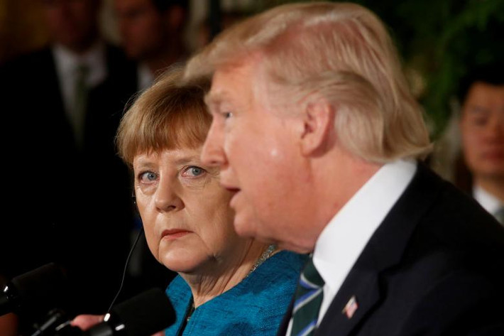 Tổng thống Trump và Thủ tướng Đức Angela Merkel (trái) trong cuộc họp báo chung ở Phòng Đông của Nhà Trắng ngày 17/3/2017.