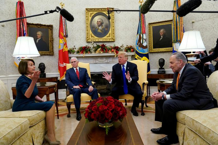 Tổng thống Trump và Phó Tổng thống Mike Pence ngồi họp cùng Chủ tịch Hạ viện Mỹ, bà Nancy Pelosi, và lãnh đạo Phe Dân chủ tại Thượng viện Chuck Schumer tại Nhà Trắng ngày 11/12/2018.