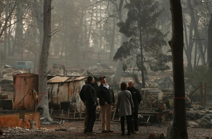 Tổng thống Donald Trump thăm một khu dân cư bị tàn phá do cháy rừng ở Paradise, bang California, ngày 17/11/2018.