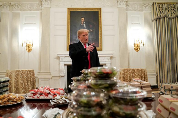 Ảnh: Tổng thống Mỹ Trump mời các thành viên của đội bóng bầu dục Clemson Tigers, những người giành chiến thắng giải vô địch bóng bầu dục đại học Mỹ tham dự bữa ăn nhanh tại Phòng ăn của Nhà Trắng ngày 14/1/2019 trong bối cảnh Chính phủ Mỹ vẫn đóng cửa một phần.
