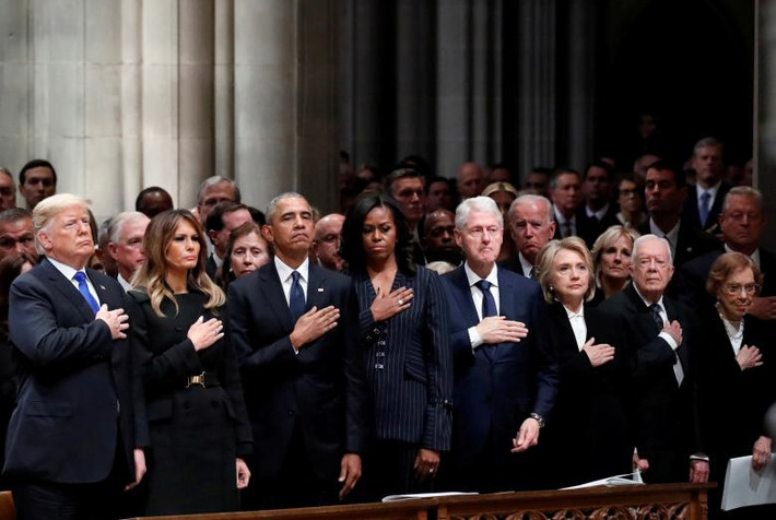 Từ trái sang phải: Tổng thống Trump, Đệ nhất phu nhân Melania Trump, cựu Tổng thống Barack Obama, phu nhân Michelle Obama, cựu Tổng thống Bill Clinton, phu nhân Hillary Clinton, cựu Tổng thống Jimmy Carter và phu nhân Rosalynn Carter dự lễ tang cựu Tổng thống Mỹ George H.W Bush tại Nhà thờ Quốc gia ngày 5/12/2018.