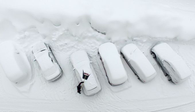 Những chiếc ô tô bị “vùi” trong tuyết trắng ở Ramsau am Dachstein, Áo. Ảnh: Getty.