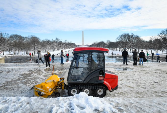Các nhân viên của Cục Công viên Quốc gia Mỹ dọn tuyết ở khu Đài tưởng niệm Lincoln, thủ đô Washington, ngày 14/1. Ảnh: USA Today.